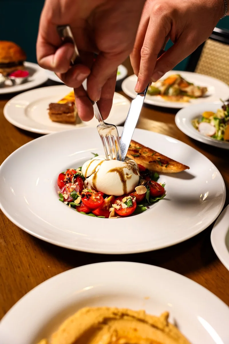 Taze İtalyan Burrata Salatası ve Fesleğen — Kahramanmaraş Restoran