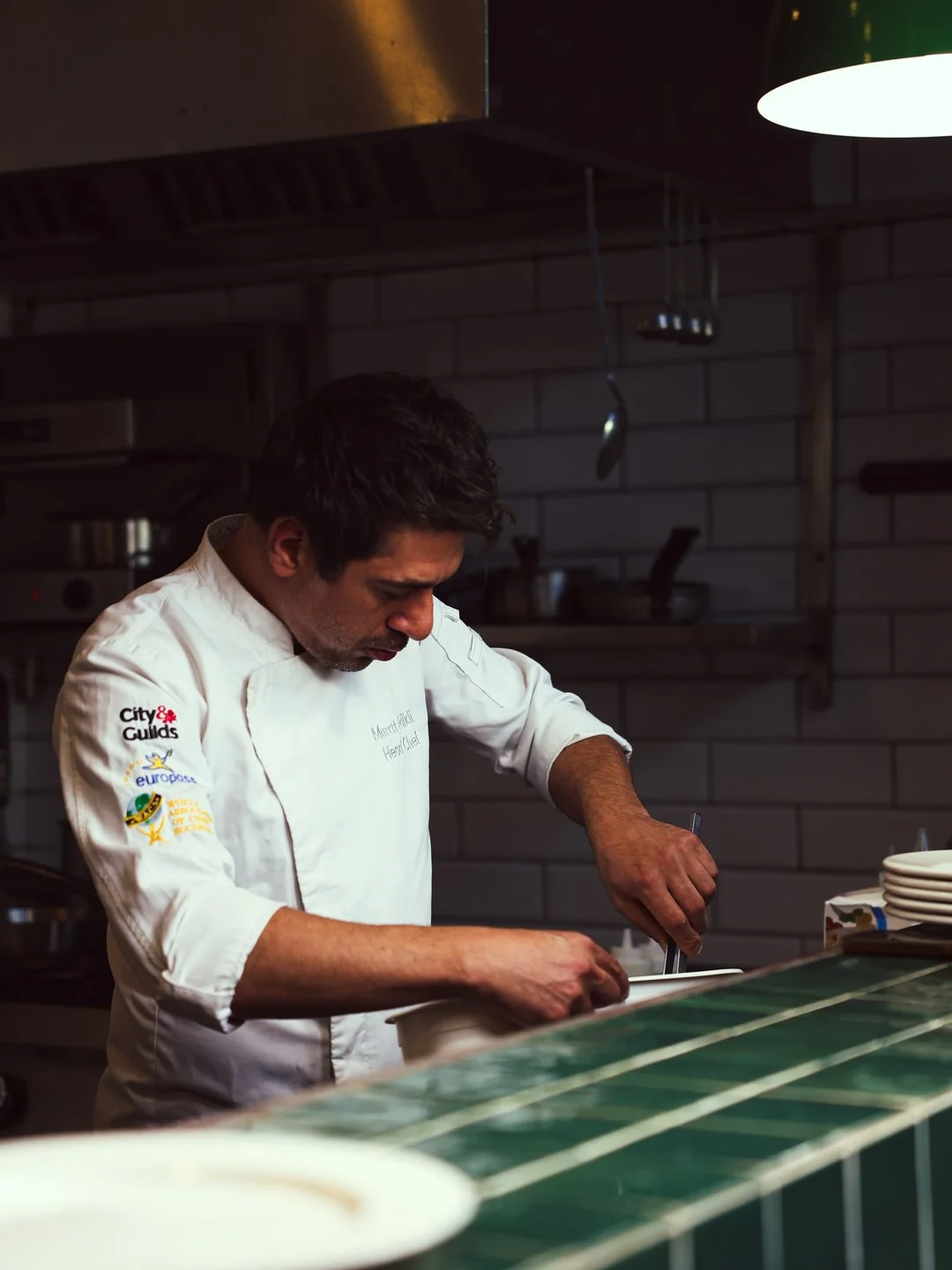 Şef Murat Edikli Pass Masasında Tabak Sunumu — Loka Studio Food